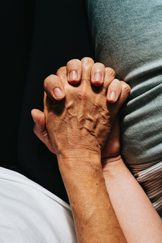 Expressing Love and Comfort to a Dying Loved One: How to Have Meaningful Discussions