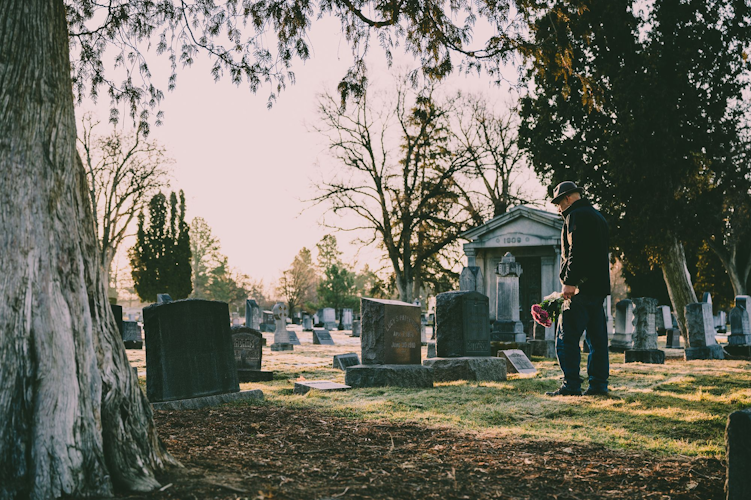 Funeral and Memorial Etiquette Tips for Wakes, Viewings and Visitations
